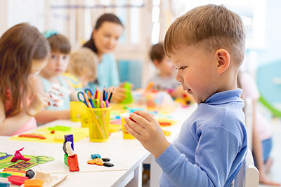 Kinder beim Spielen und Bewegen