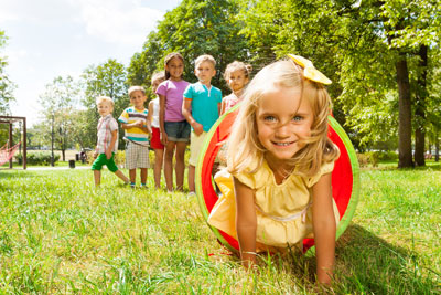 Kinder beim Spielen und Bewegen