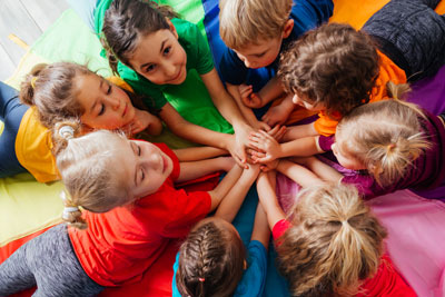 Kinder beim Spielen und Bewegen