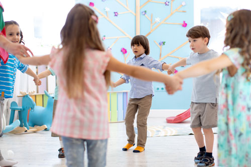 Kinder beim Spielen und Bewegen