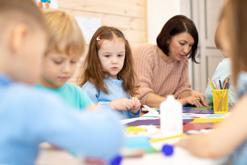Kinder beim Spielen und Bewegen